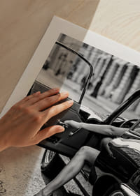 En glamorös scen fångad i svartvit elegans.-9