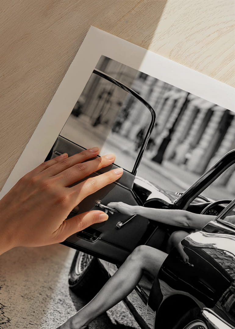 En glamorös scen fångad i svartvit elegans.-12