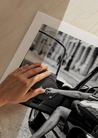 En glamorös scen fångad i svartvit elegans.-5