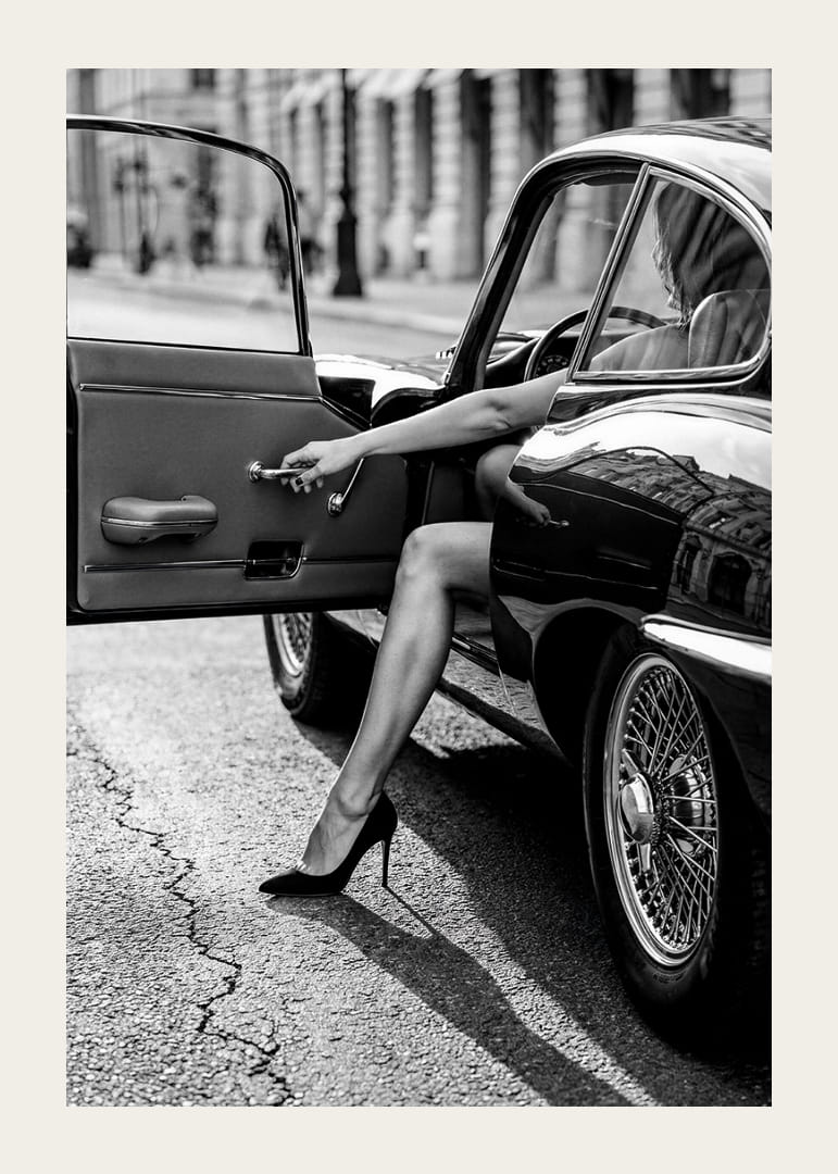 En glamorös scen fångad i svartvit elegans.-12