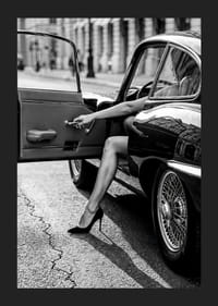 En glamorös scen fångad i svartvit elegans.-5