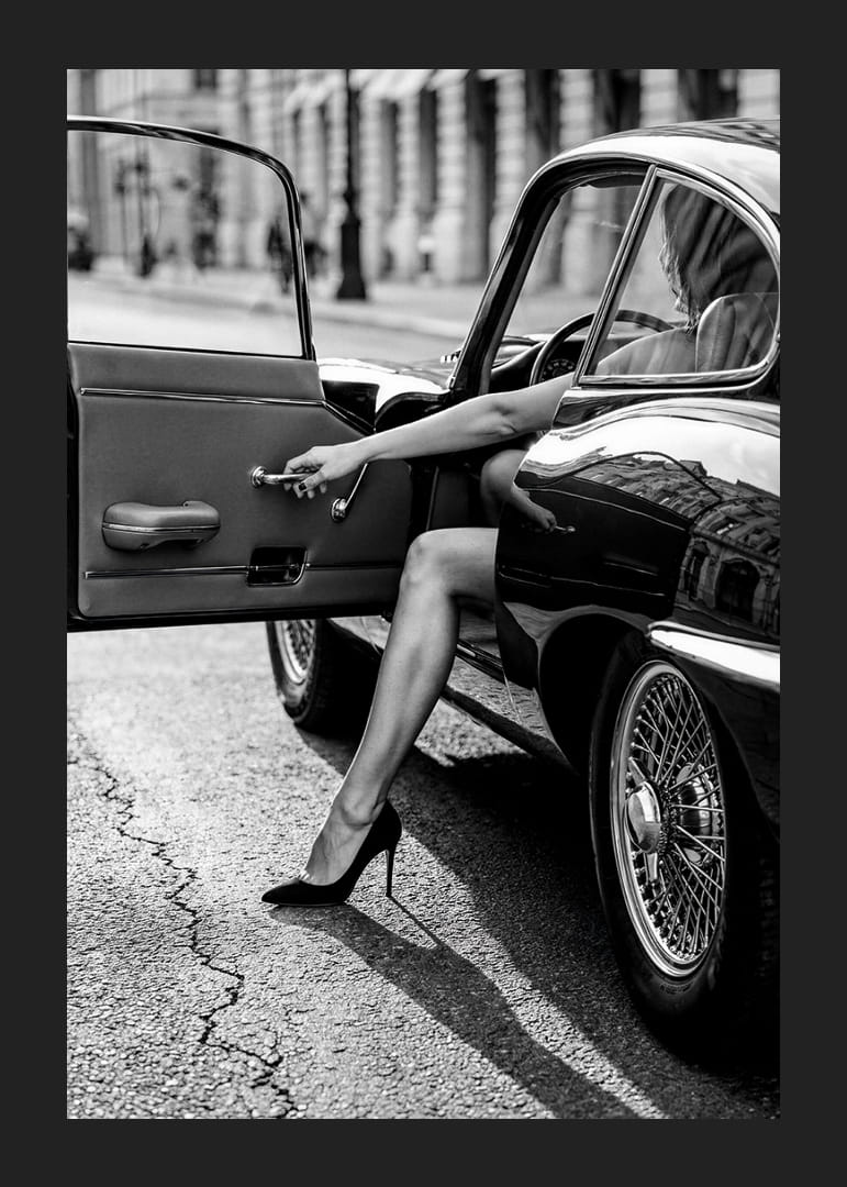 En glamorös scen fångad i svartvit elegans.-12