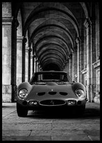 En klassisk Ferrari 250 GTO ståtar under valvens majestät.-6