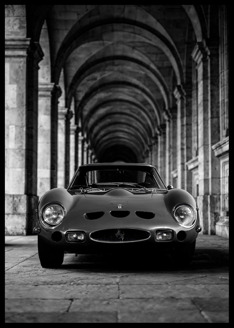 En klassisk Ferrari 250 GTO ståtar under valvens majestät.-12