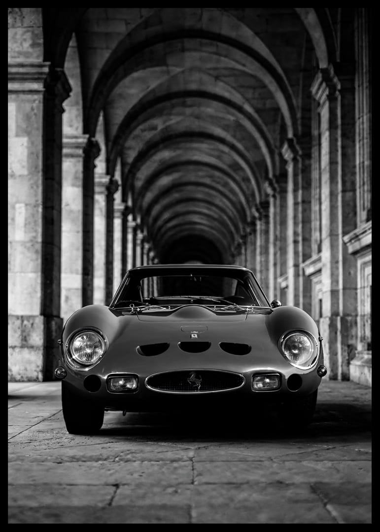 En klassisk Ferrari 250 GTO ståtar under valvens majestät.-12