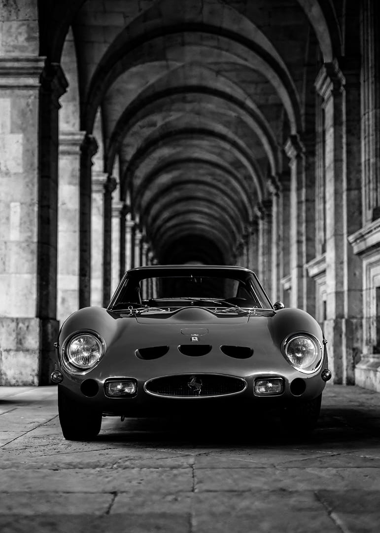 En klassisk Ferrari 250 GTO ståtar under valvens majestät.-12