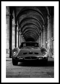 En klassisk Ferrari 250 GTO ståtar under valvens majestät.-0