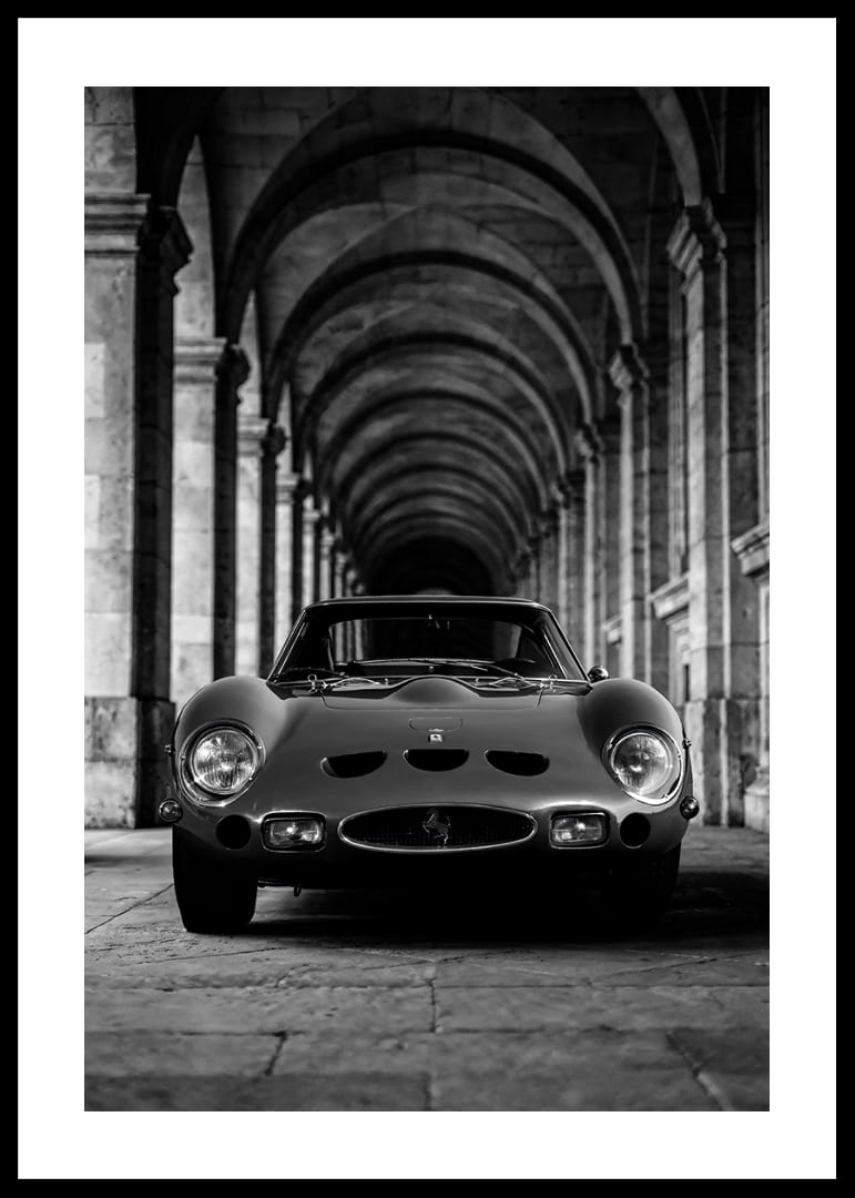 En klassisk Ferrari 250 GTO ståtar under valvens majestät.-12