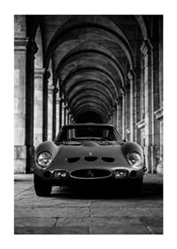 En klassisk Ferrari 250 GTO ståtar under valvens majestät.-1
