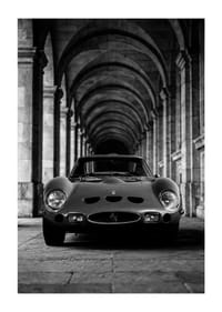 En klassisk Ferrari 250 GTO ståtar under valvens majestät.-1