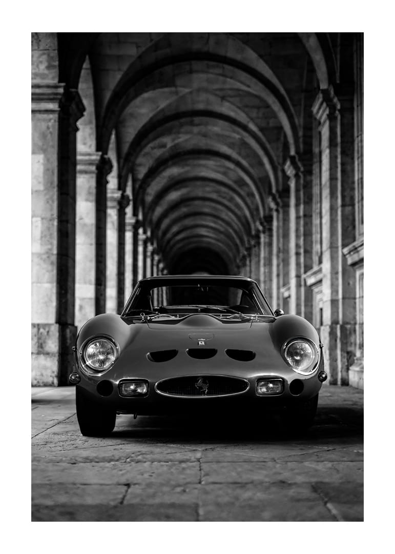 En klassisk Ferrari 250 GTO ståtar under valvens majestät.-12