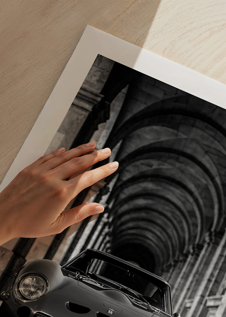 En klassisk Ferrari 250 GTO ståtar under valvens majestät.-12