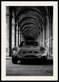 En klassisk Ferrari 250 GTO ståtar under valvens majestät.-2