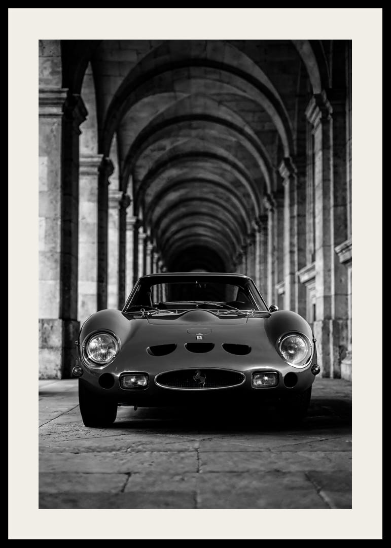 En klassisk Ferrari 250 GTO ståtar under valvens majestät.-12