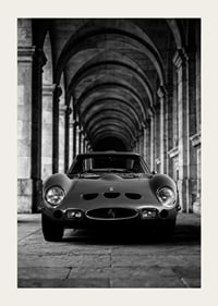 En klassisk Ferrari 250 GTO ståtar under valvens majestät.-3
