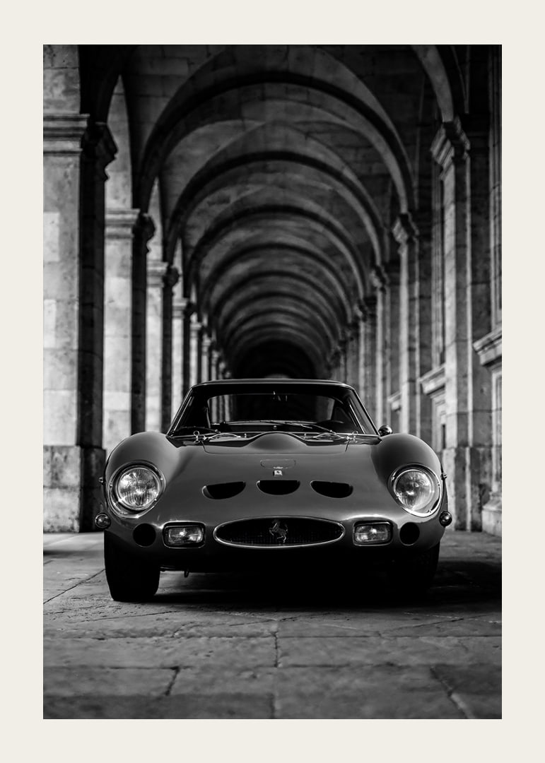 En klassisk Ferrari 250 GTO ståtar under valvens majestät.-12