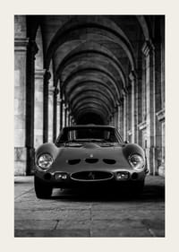 En klassisk Ferrari 250 GTO ståtar under valvens majestät.-3