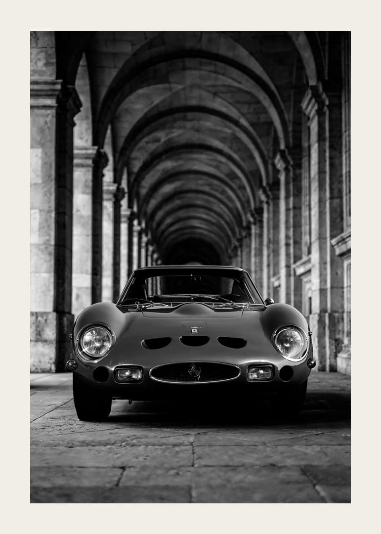 En klassisk Ferrari 250 GTO ståtar under valvens majestät.-12