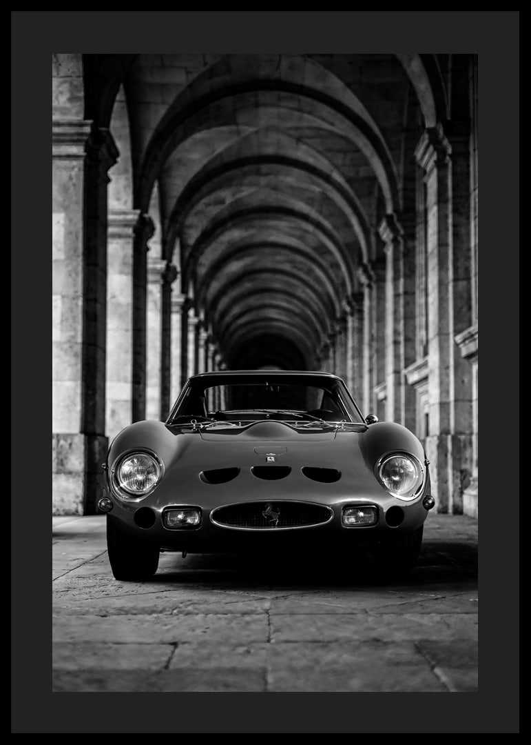 En klassisk Ferrari 250 GTO ståtar under valvens majestät.-12