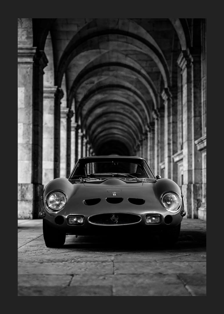 En klassisk Ferrari 250 GTO ståtar under valvens majestät.-12