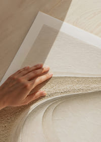 Mjuka böljande linjer i harmonisk sandtonad komposition.-5