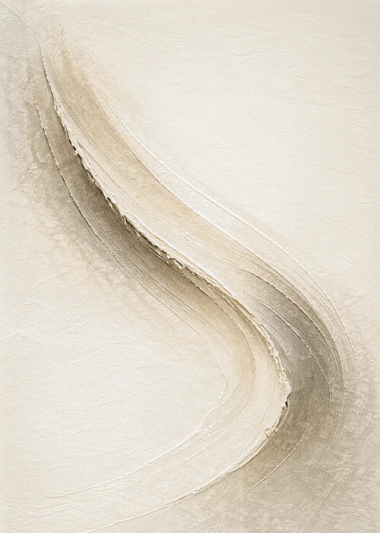 Soft lines create a harmonious balance in the room.-12