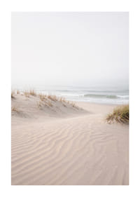 Myke sanddyner på en stille strand skaper fred og harmoni.-1