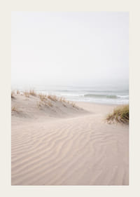 Myke sanddyner på en stille strand skaper fred og harmoni.-3