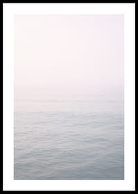 Les vagues calmes se fondent dans l'horizon brumeux.-0