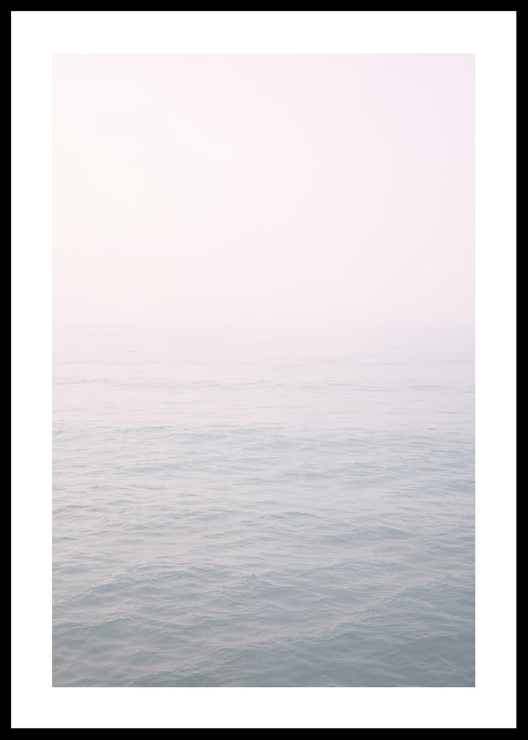 Les vagues calmes se fondent dans l'horizon brumeux.-12