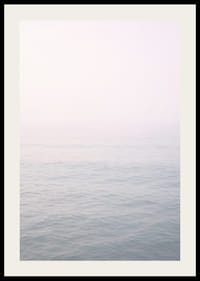 Les vagues calmes se fondent dans l'horizon brumeux.-2