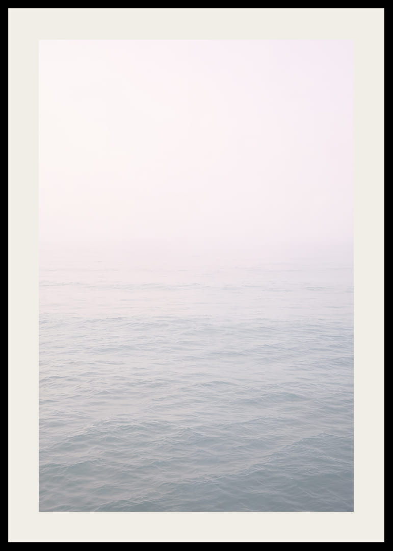 Les vagues calmes se fondent dans l'horizon brumeux.-12