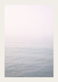 Les vagues calmes se fondent dans l'horizon brumeux.-3