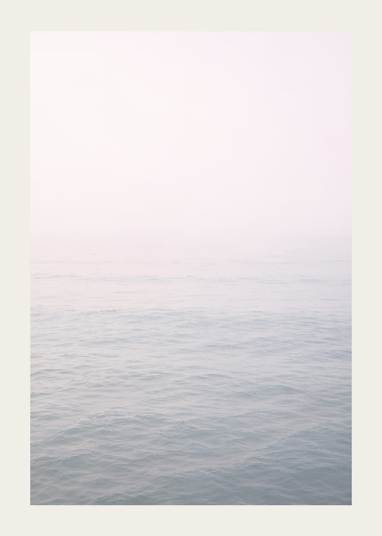 Les vagues calmes se fondent dans l'horizon brumeux.-12