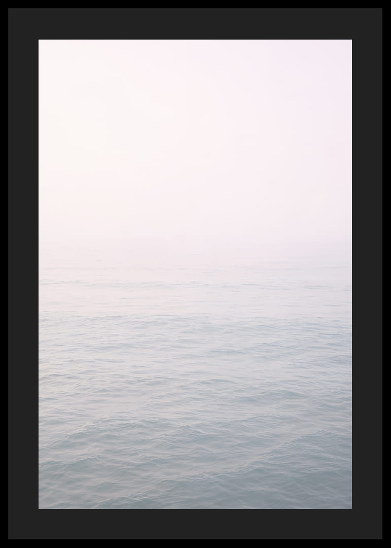 Les vagues calmes se fondent dans l'horizon brumeux.-12