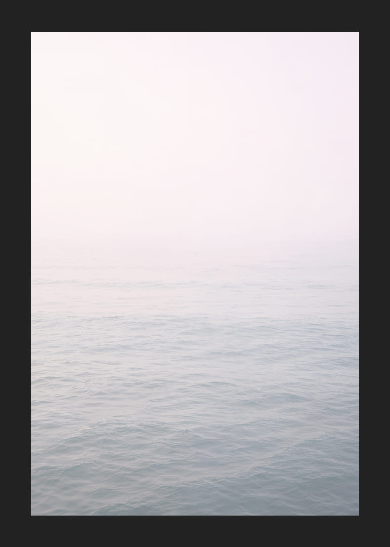 Les vagues calmes se fondent dans l'horizon brumeux.-12