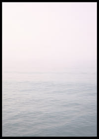 Les vagues calmes se fondent dans l'horizon brumeux.-6