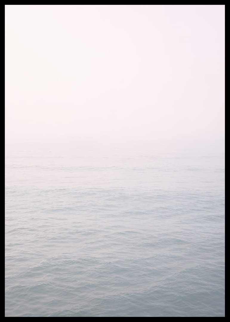 Les vagues calmes se fondent dans l'horizon brumeux.-12
