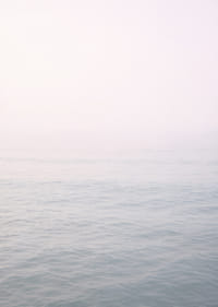 Les vagues calmes se fondent dans l'horizon brumeux.-7