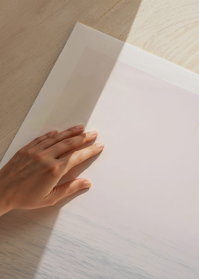 Les vagues calmes se fondent dans l'horizon brumeux.-12