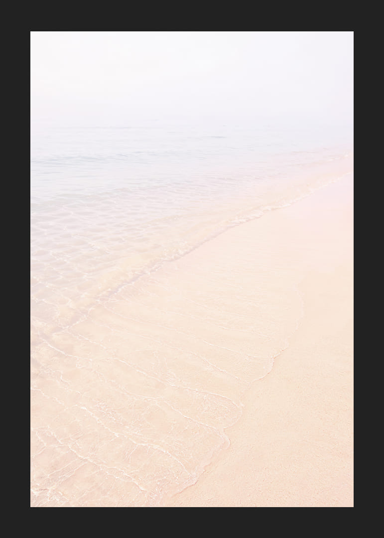 Une plage de rêve aux douces teintes pastel qui inspirent le calme.-12