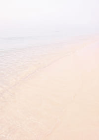 Une plage de rêve aux douces teintes pastel qui inspirent le calme.-7