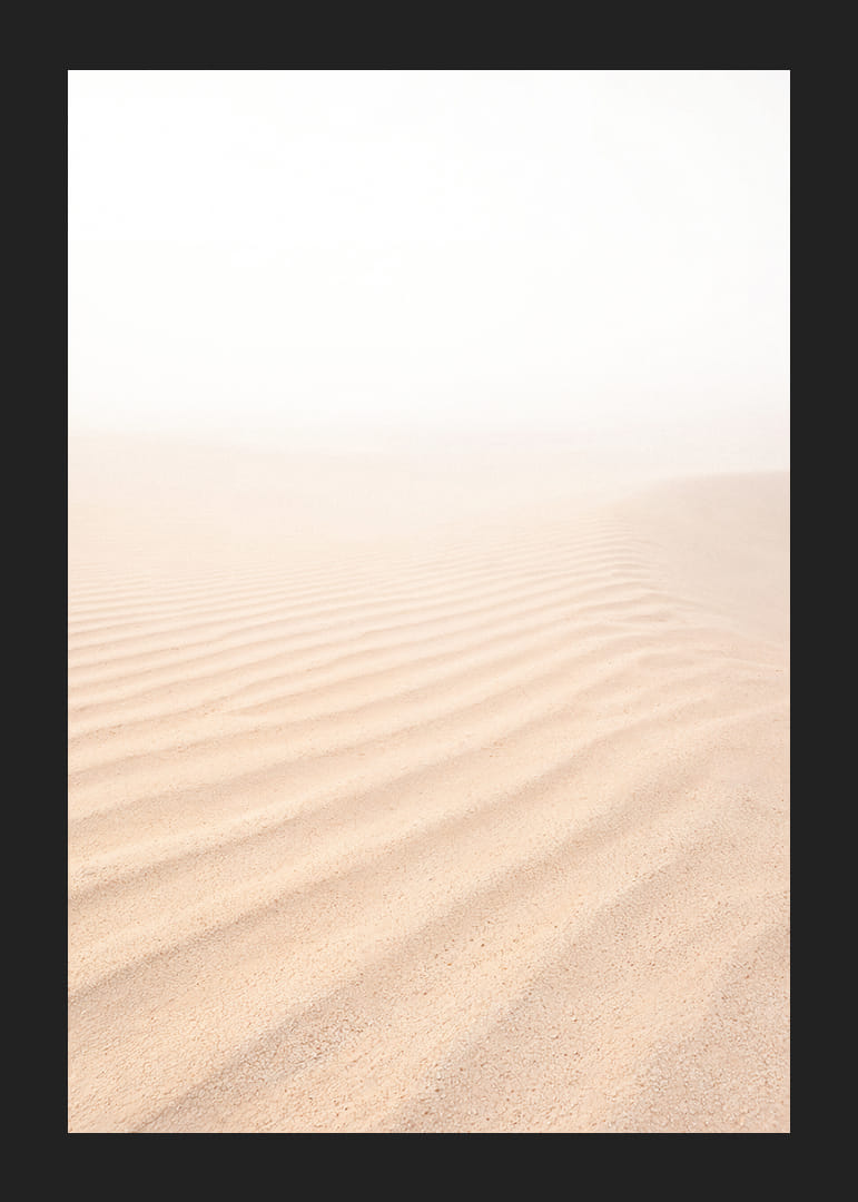 Le sable fin se mêle à l'horizon brumeux et crée une atmosphère de tranquillité.-12