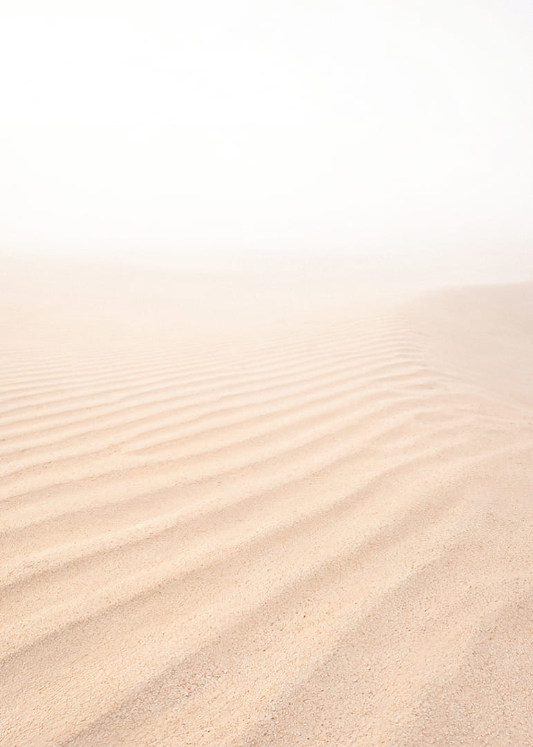 Le sable fin se mêle à l'horizon brumeux et crée une atmosphère de tranquillité.-12