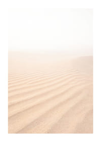 Le sable fin se mêle à l'horizon brumeux et crée une atmosphère de tranquillité.-1