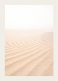 Le sable fin se mêle à l'horizon brumeux et crée une atmosphère de tranquillité.-3