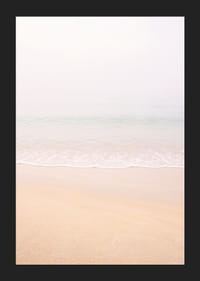 Des plages aux teintes pastel douces se fondent dans un horizon paisible.-5