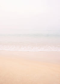 Des plages aux teintes pastel douces se fondent dans un horizon paisible.-7