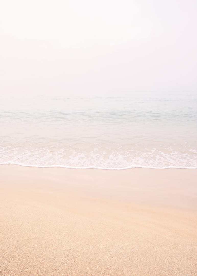 Des plages aux teintes pastel douces se fondent dans un horizon paisible.-12