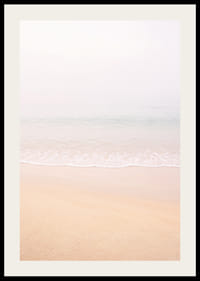 Des plages aux teintes pastel douces se fondent dans un horizon paisible.-2